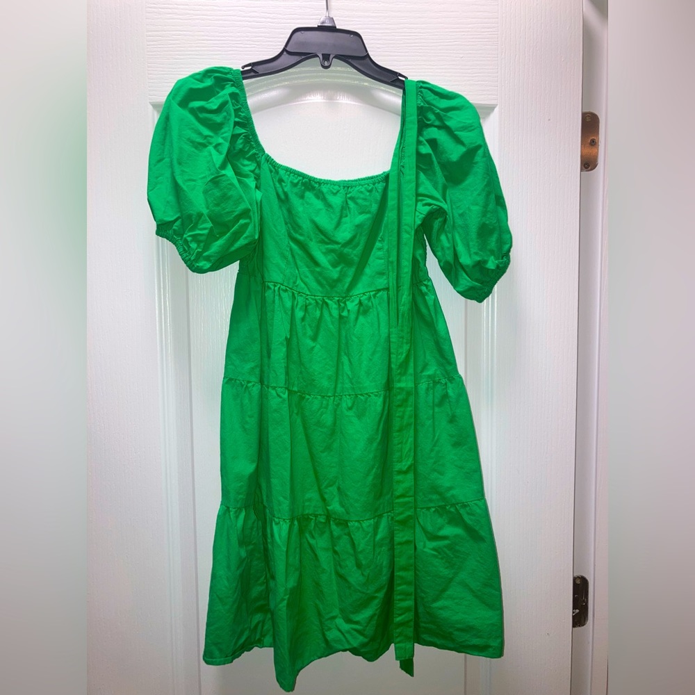 Green puffy sleeve dress